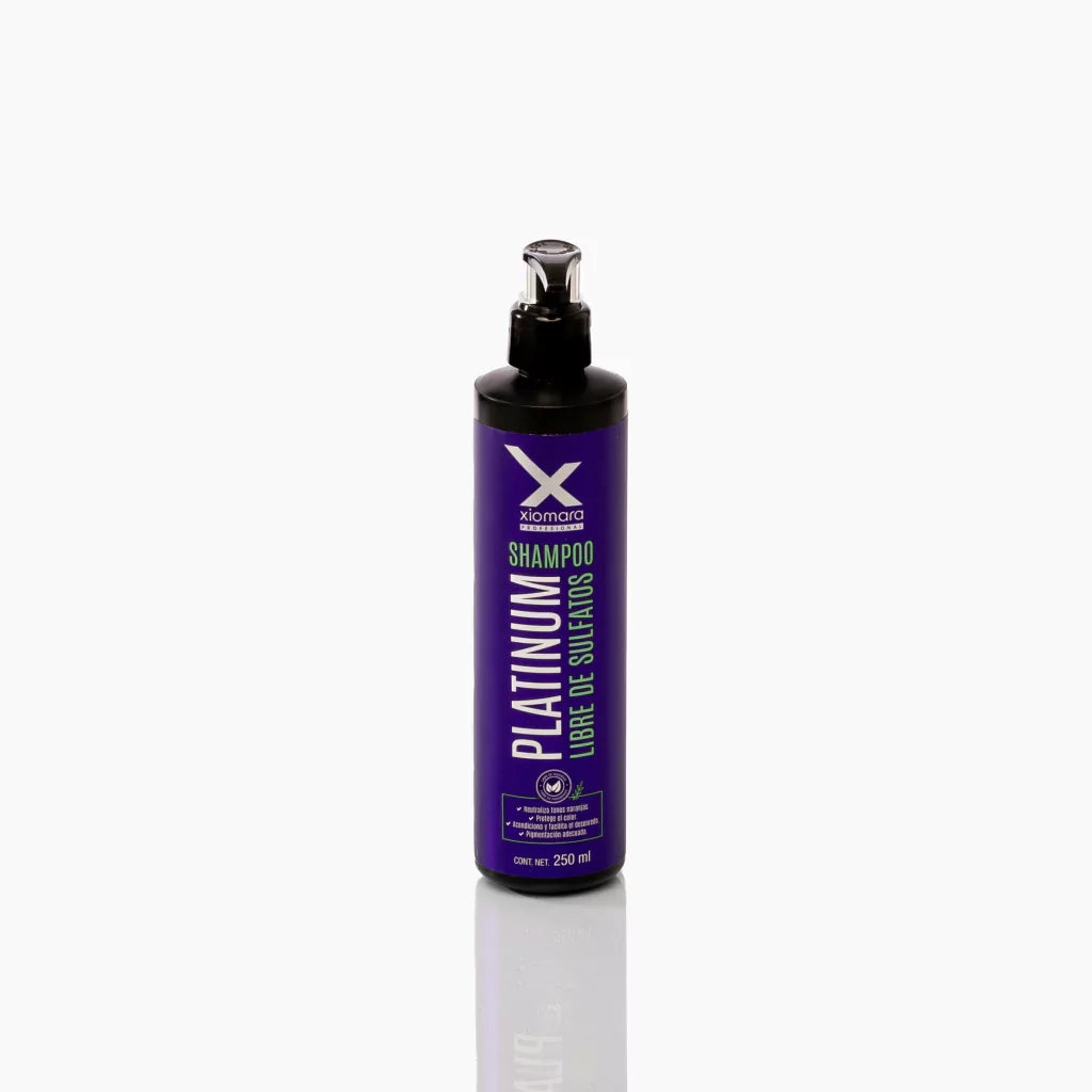 Botella morada con dosificador de shampoo Xiomara Platinum Libre de Sulfatos de 250 ml