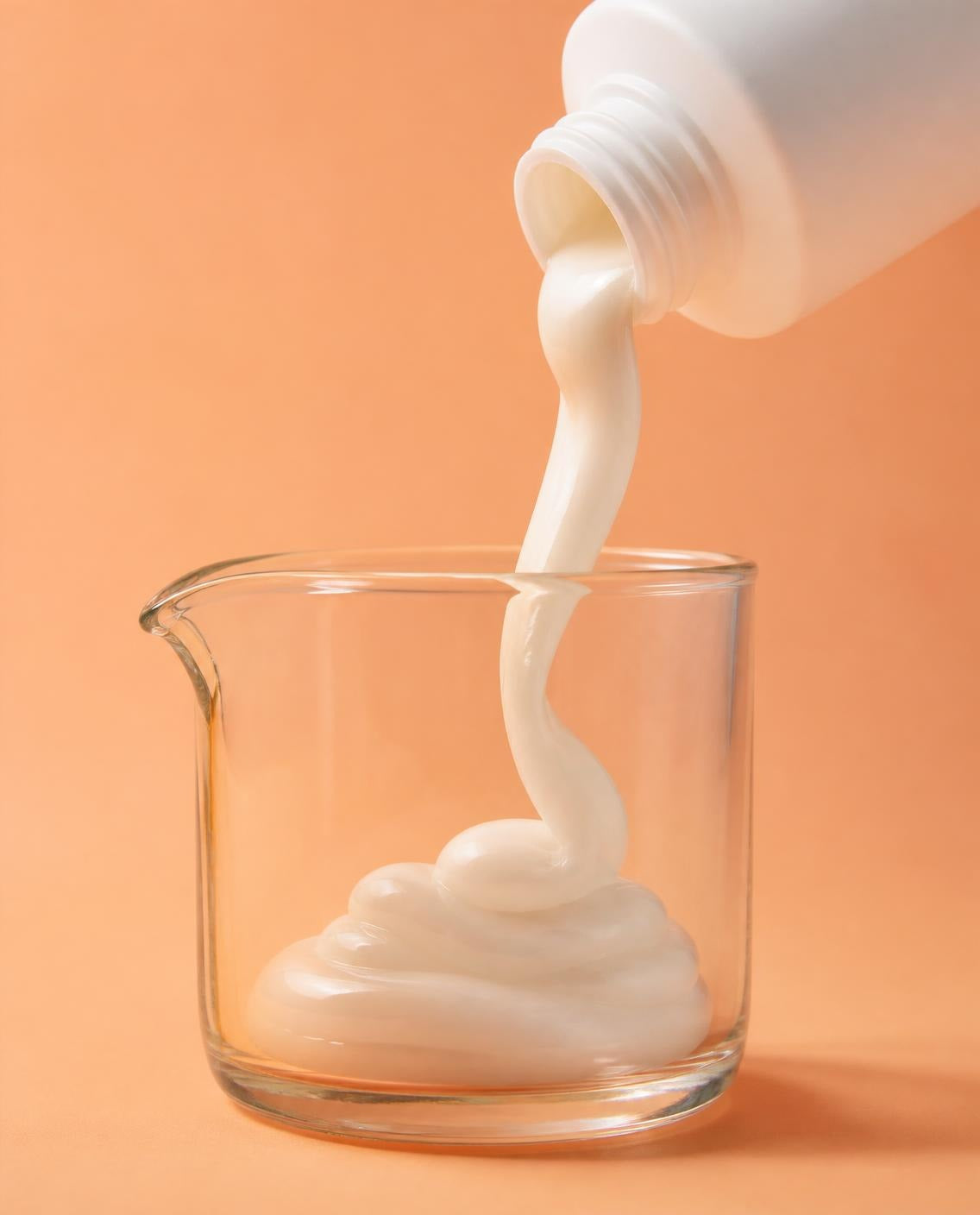 Peróxido en crema vertido en un vaso medidor