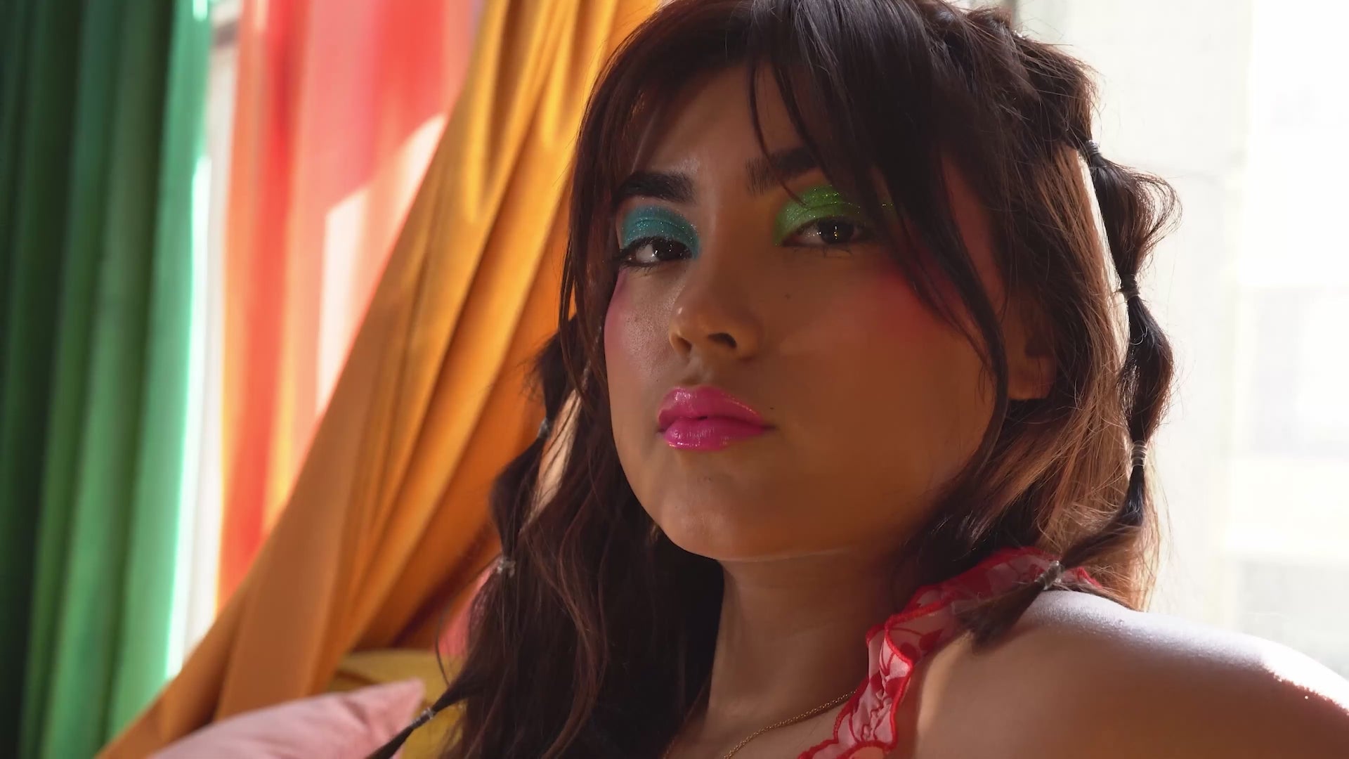 Cargar vídeo: Celebra tu forma única de brillar con Bissu, beauty creations, nail factory, pink up. Más en Chik.mx
